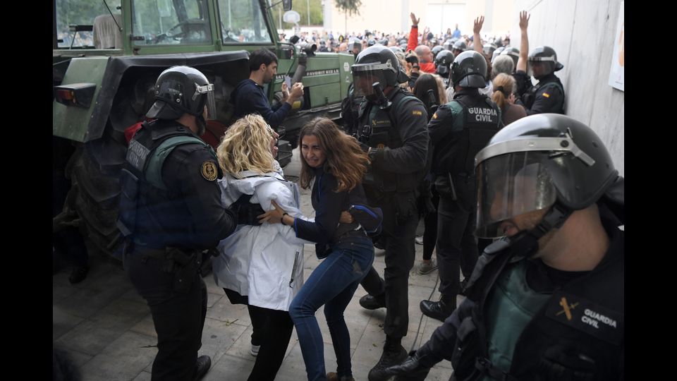 Referendum: il giorno del voto, scontri tra la polizia e i catalani