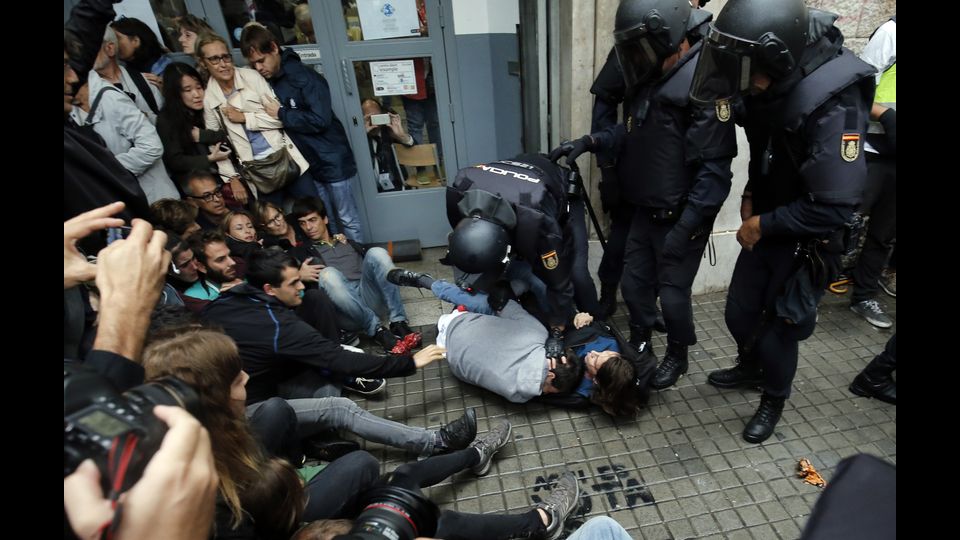 Referendum: il giorno del voto, scontri tra la polizia e i catalani