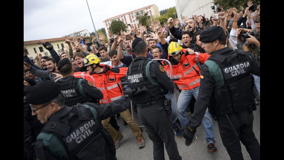 &nbsp;Referendum: il giorno del voto, scontri tra la polizia e i catalani