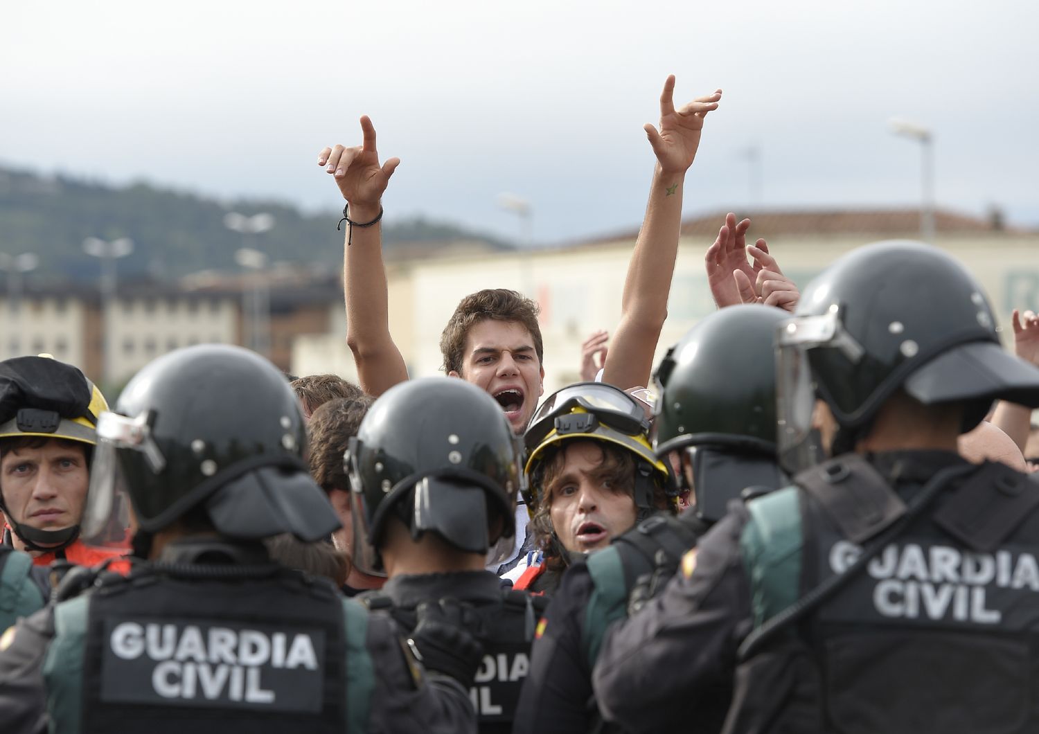 &nbsp;Referendum: il giorno del voto, scontri tra la polizia e i catalani