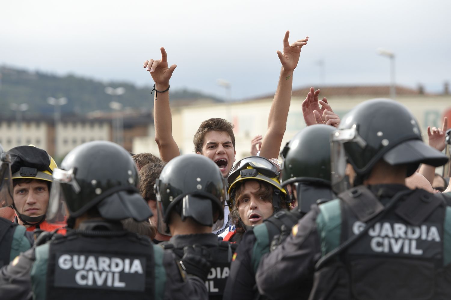 &nbsp;Referendum: il giorno del voto, scontri tra la polizia e i catalani