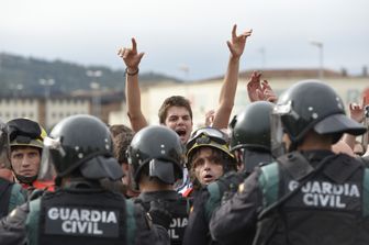 &nbsp;Referendum: il giorno del voto, scontri tra la polizia e i catalani