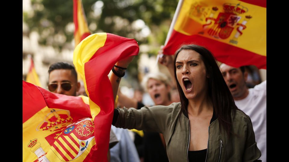 &nbsp;Referendum: il giorno del voto, scontri tra la polizia e i catalani