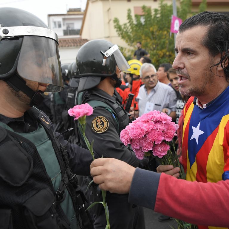 &nbsp;Referendum: il giorno del voto, scontri tra la polizia e i catalani