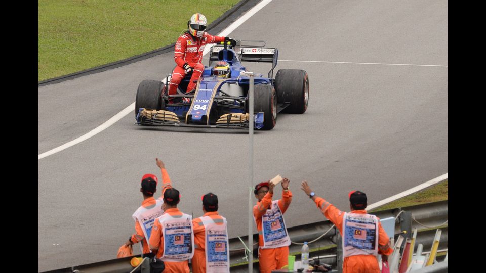 Sebastian Vettel chiede un passaggio a Wehrlein per tornare ai box. Nel giro dopo aver tagliato il traguardo la sua Ferrari si &egrave; scontrata con la monoposto di Lance Stroll