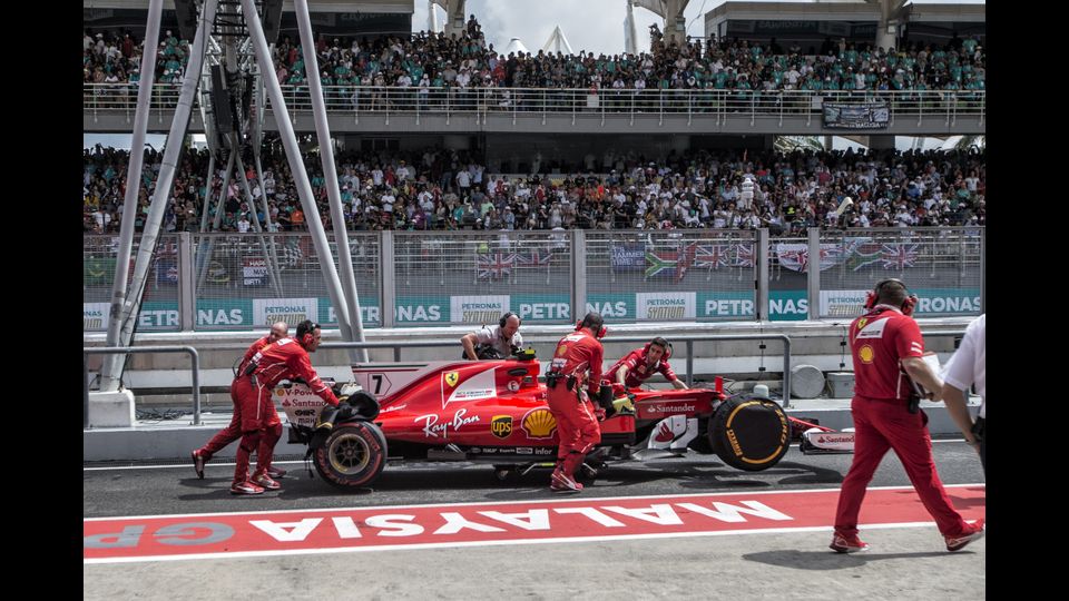 La Ferrari di Raikkonen resta ai box al Gran Premio di Malesia di Formula 1 a Sepan