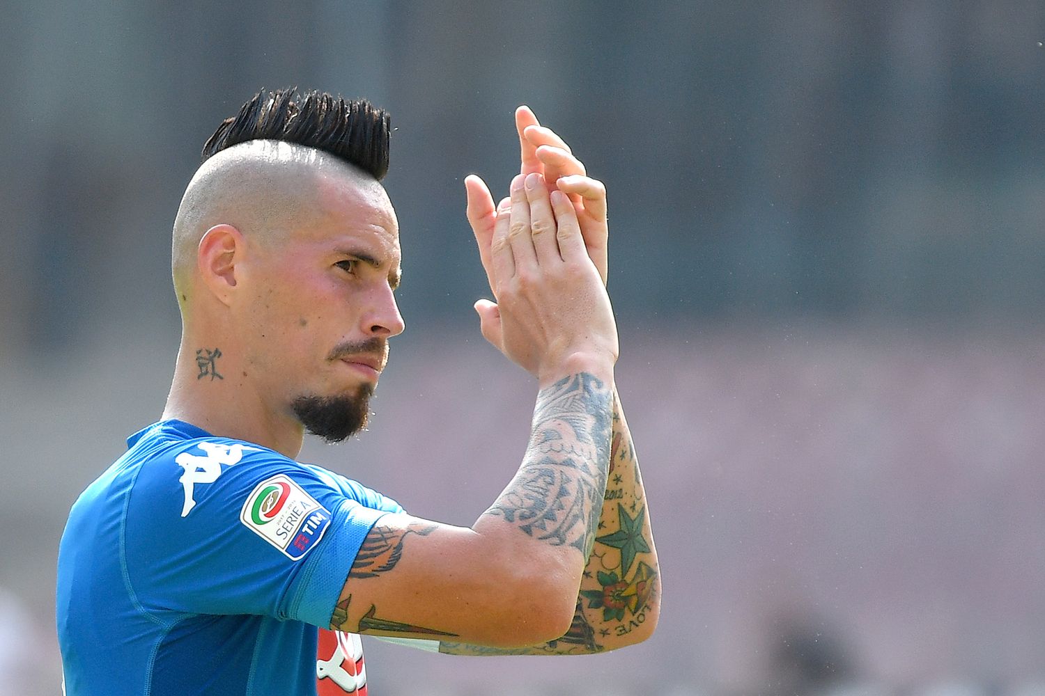 Marek Hamsik autore del primo gol del Napoli contro il Cagliari al San Paolo saluta i tifosi (Afp)&nbsp;