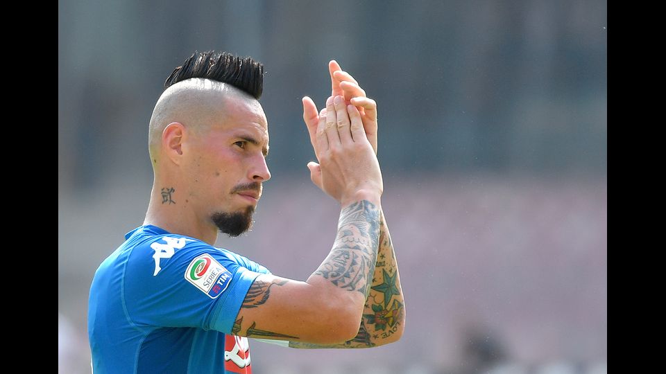 Marek Hamsik autore del primo gol del Napoli contro il Cagliari al San Paolo saluta i tifosi (Afp)&nbsp;