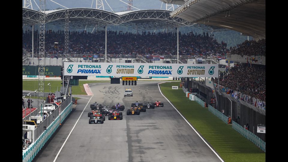 Gran Premio di Malesia di Formula 1 a Sepang: il momento della partenza senza Raikkonen (doveva essere secondo in griglia ma resta ai box)