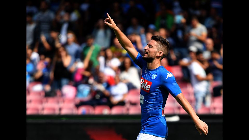 Dries Mertens dopo il gol segnato contro il Cagliari al San Paolo (Afp)&nbsp;