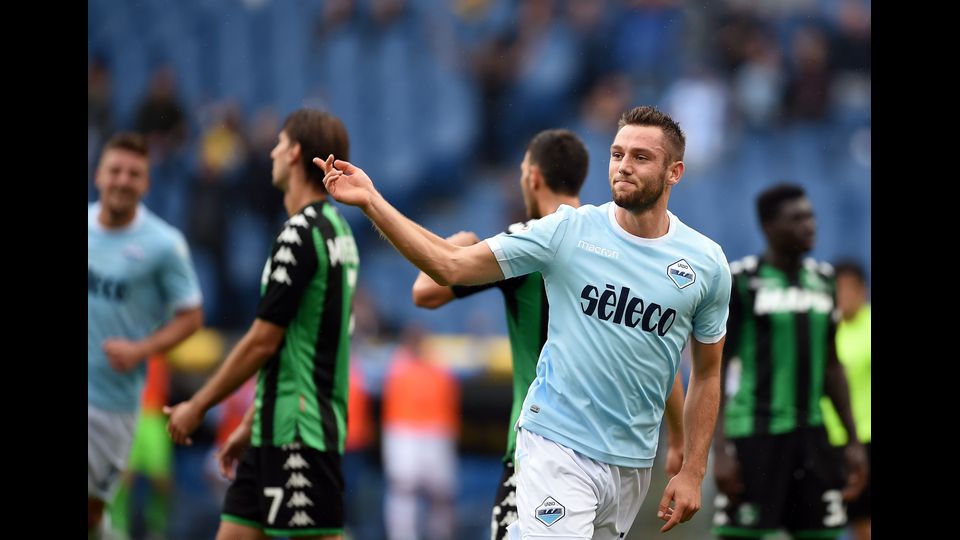 Il difensore della Lazio Stefan de Vrij dopo il gol realizzato contro il Sassuolo all&rsquo;Olimpico di Roma (Afp)&nbsp;