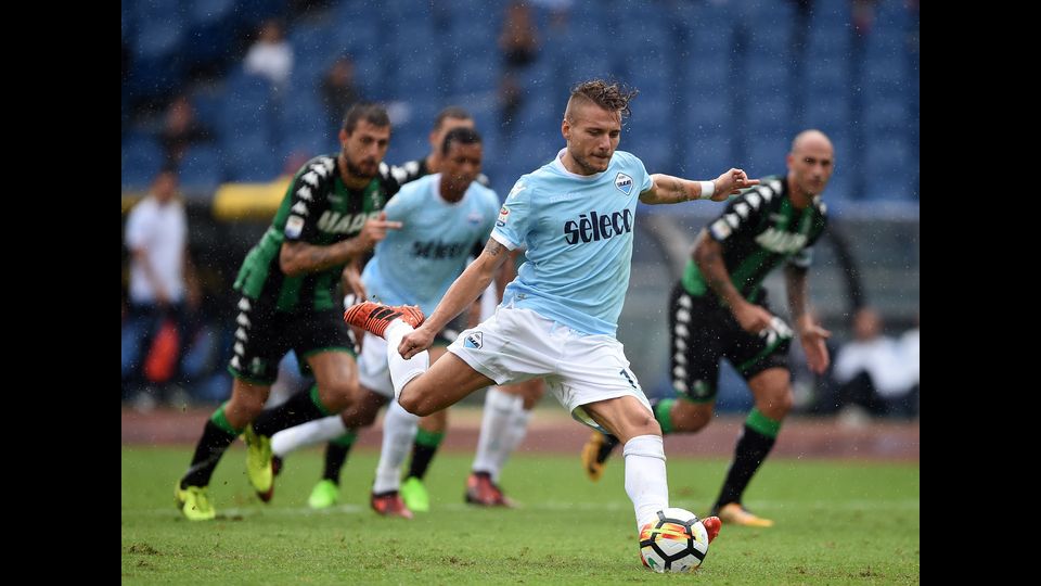 L&rsquo;attaccante della Lazio realizza il rigore che chiude la partita contro il Sassuolo (Afp)&nbsp;