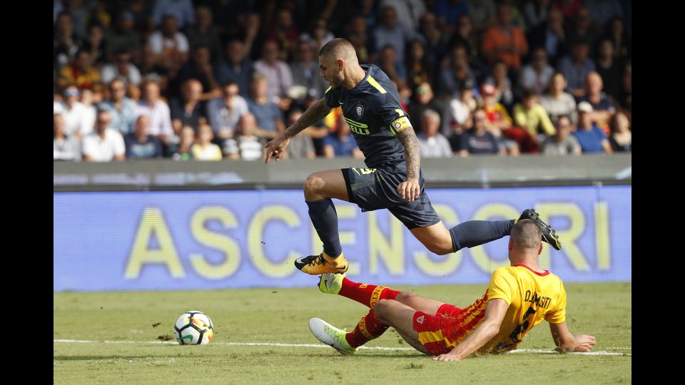 Mauro Icardi lotta contro il difensore del Benevento Berat Djimsiti al Vigorito (Afp)&nbsp;