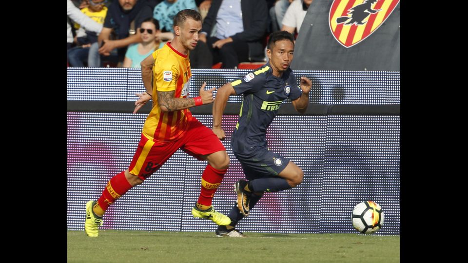 Il difensore interista Yuto Nagatomo durante un&rsquo;azione con il centrocampista del Benevento Danilo Cataldi al Vigorito (Afp)&nbsp;&nbsp;