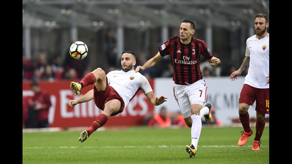 Il difensore della Roma Kostas Manolas in un&rsquo;azione con l&rsquo;attaccante del Milan Nikola Kalinic durante l&rsquo;incontro allo stadio San Siro di Milano (Afp)&nbsp;