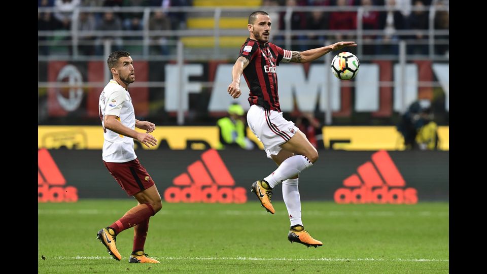 Il difensore del Milan Leonardo Bonucci in un&rsquo;azione con il centrocampista della Roma Kevin Strootman durante l&rsquo;incontro allo stadio San Siro di Milano (Afp)&nbsp;