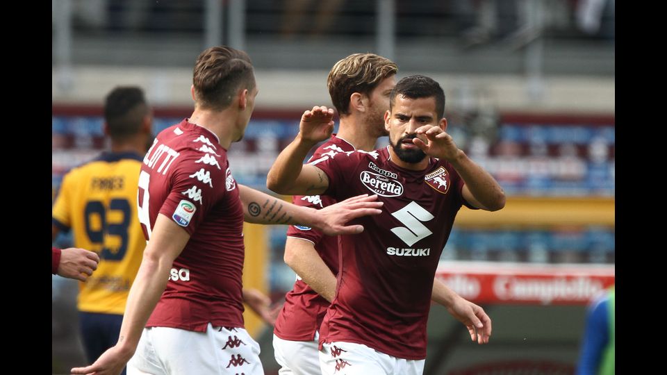 Il centrocampista del Torino Tomas Rincon festeggia il suo gol con Andrea Belotti durante il match contro l&rsquo;Hellas Verona allo stadio Olimpico Grande Torino (Afp)&nbsp;