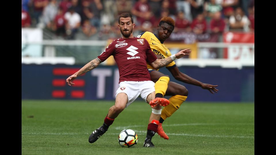 Moise Kean (Hellas Verona) in un&rsquo;azione con il centrocampista del Torino Mirko Valdifiori allo stadio Olimpico Grande Torino (Afp)&nbsp;