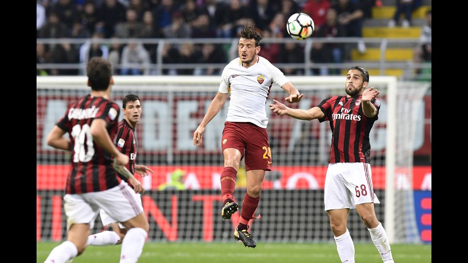 Lo stacco di testa di Alessandro Florenzi durante Milan-Roma, vinta dai giallorossi per 2-0