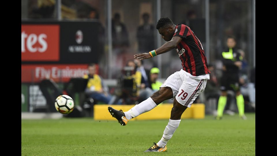 Il centrocampista del Milan Franck Kessi&egrave; mentre calcia la palla durante l&rsquo;incontro contro la Roma allo stadio San Siro di Milano (Afp)&nbsp;