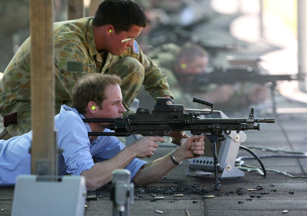 Il principe William spara con una mitragliatrice leggere F-89 Minimi