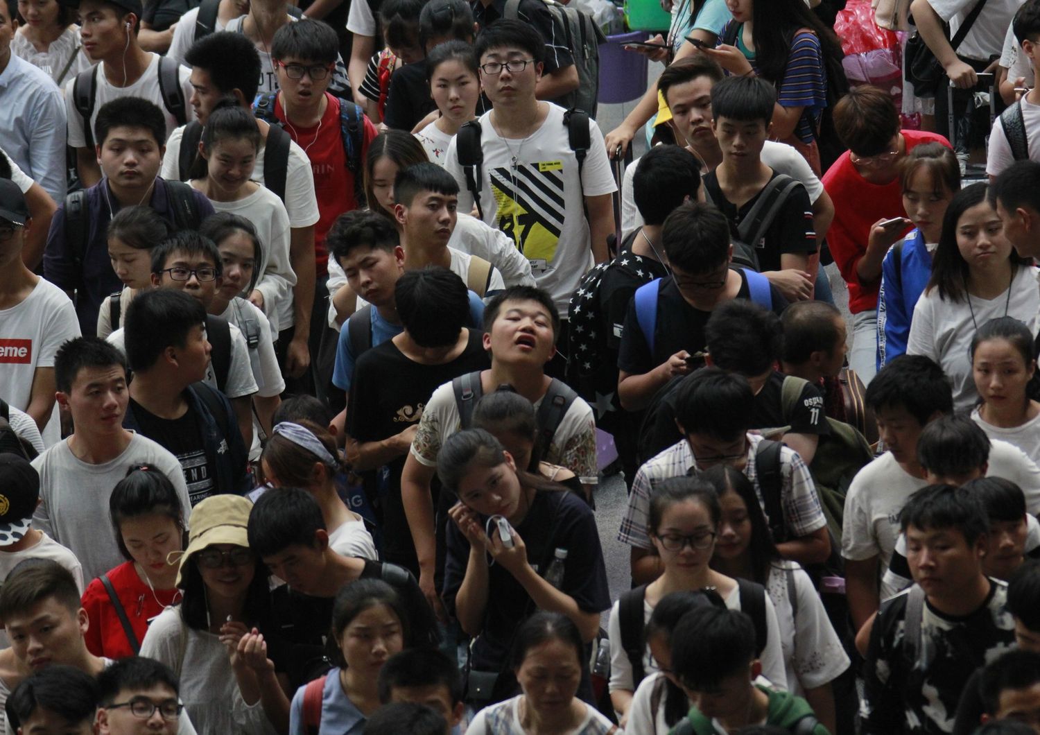 &nbsp;Cina, folla in una stazione ferroviaria