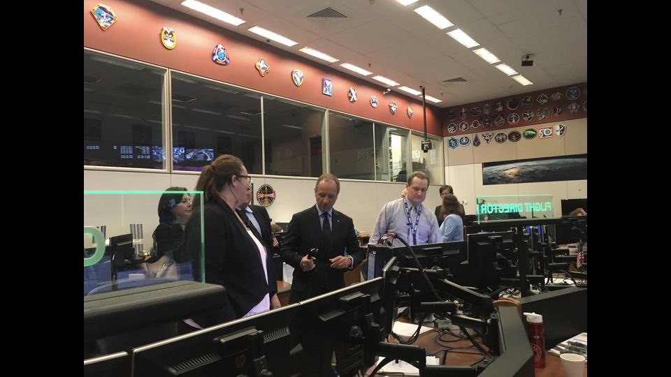 L&rsquo;ambasciatore Varricchio nella &lsquo;Mission Control&rsquo; di Houston porta a Nespoli il saluto dell&rsquo;Italia.