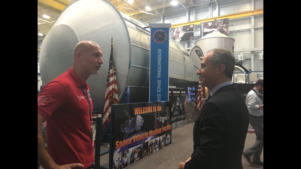 A fare da guida d&rsquo;eccezione all&rsquo;ambasciatore Varricchio nel suo giro alla Nasa, Luca Parmitano,&nbsp; che torner&agrave; in orbita tra 20 mesi.&nbsp;