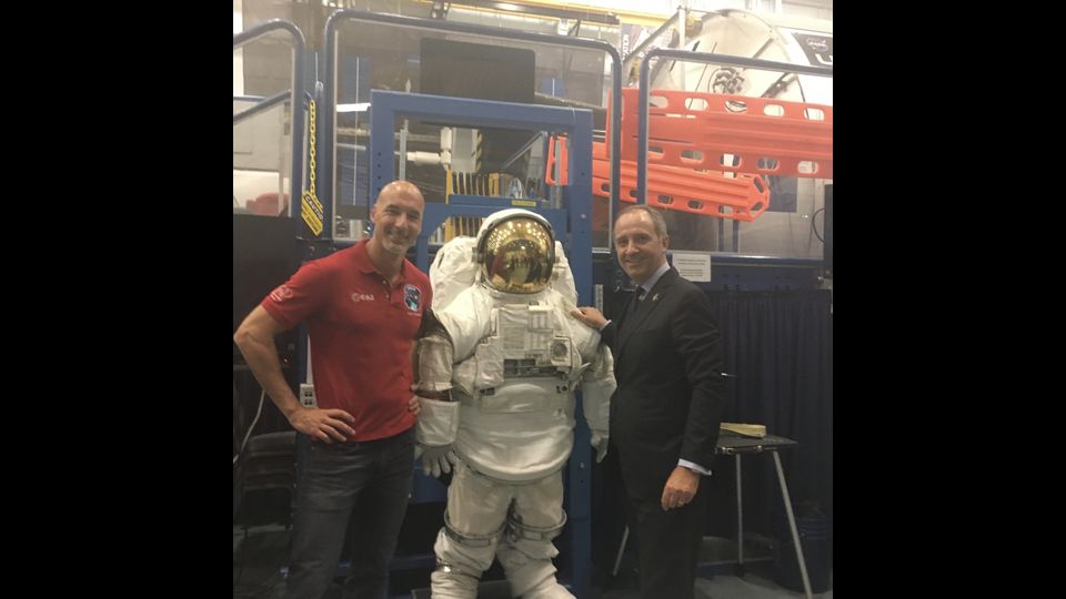 Parmitano &egrave; stato il primo italiano ad effettuare un&rsquo;attivit&agrave; extraveicolare (Eva), il 9 luglio del 2013, con 6 ore e 7 minuti di &ldquo;passeggiata spaziale&rdquo;. &nbsp;