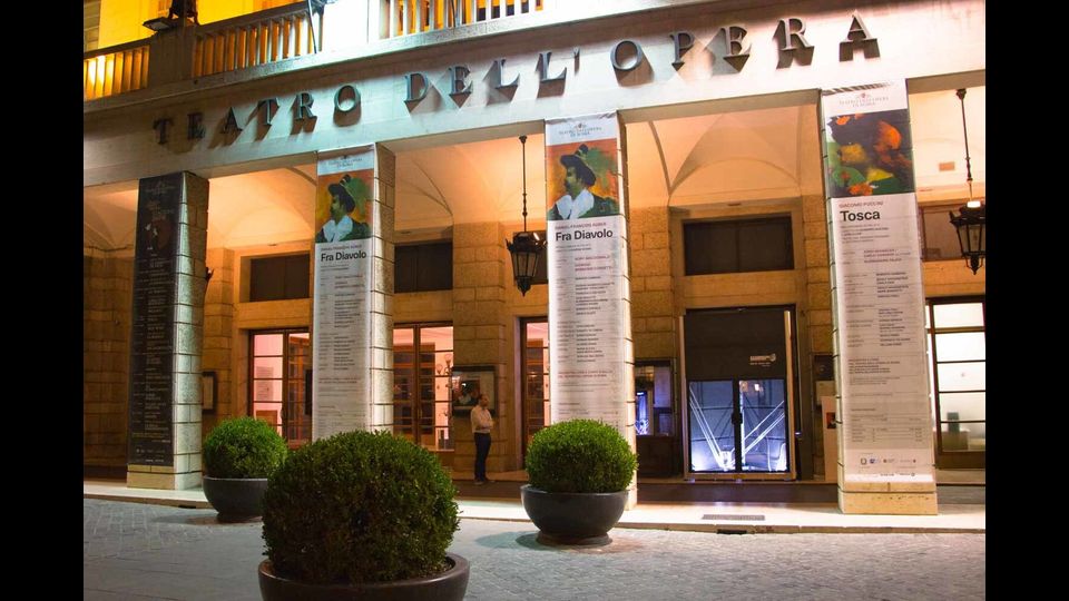 Il teatro dell'Opera di Roma in attesa della prima del Fra' Diavolo