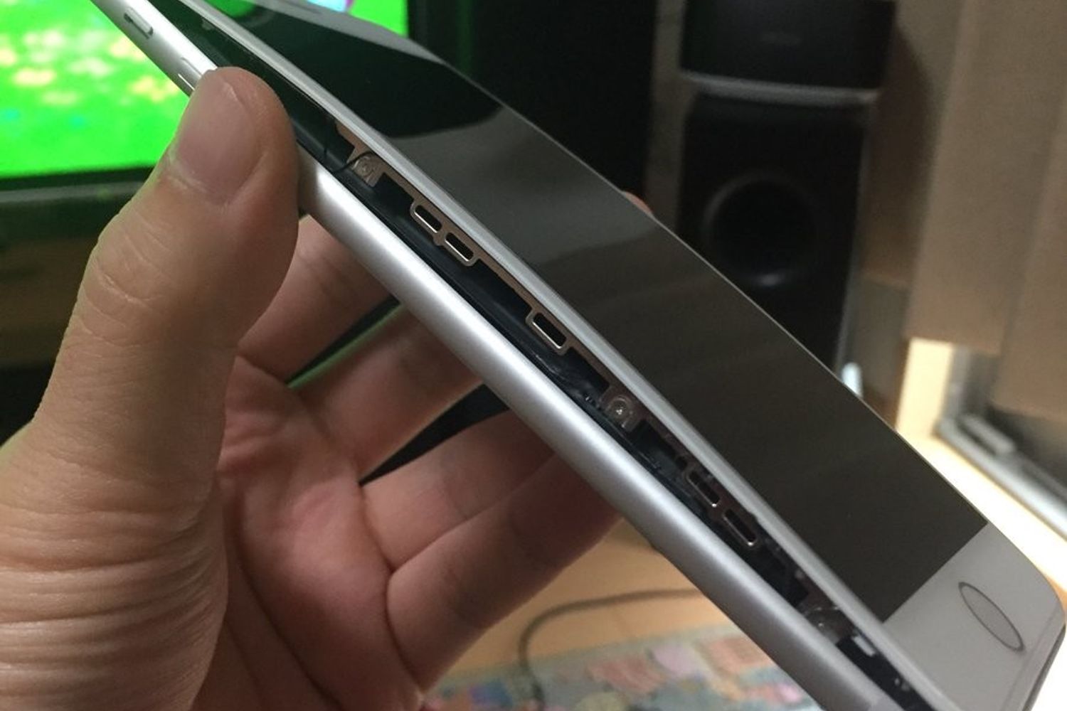 Un'immagine dell'iPhone 8 plus in cui la batteria si &egrave; gonfiata