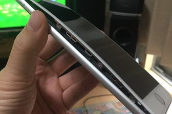 Un'immagine dell'iPhone 8 plus in cui la batteria si &egrave; gonfiata