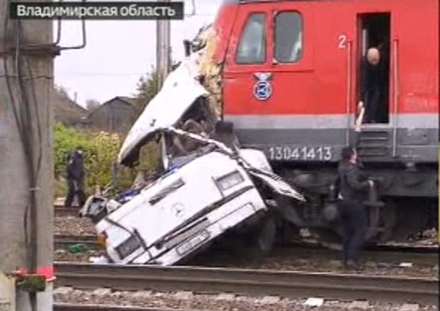 Scontro treno-bus in Russia - immagine da Rossiya 24 news channel