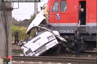 Scontro treno-bus in Russia - immagine da Rossiya 24 news channel
