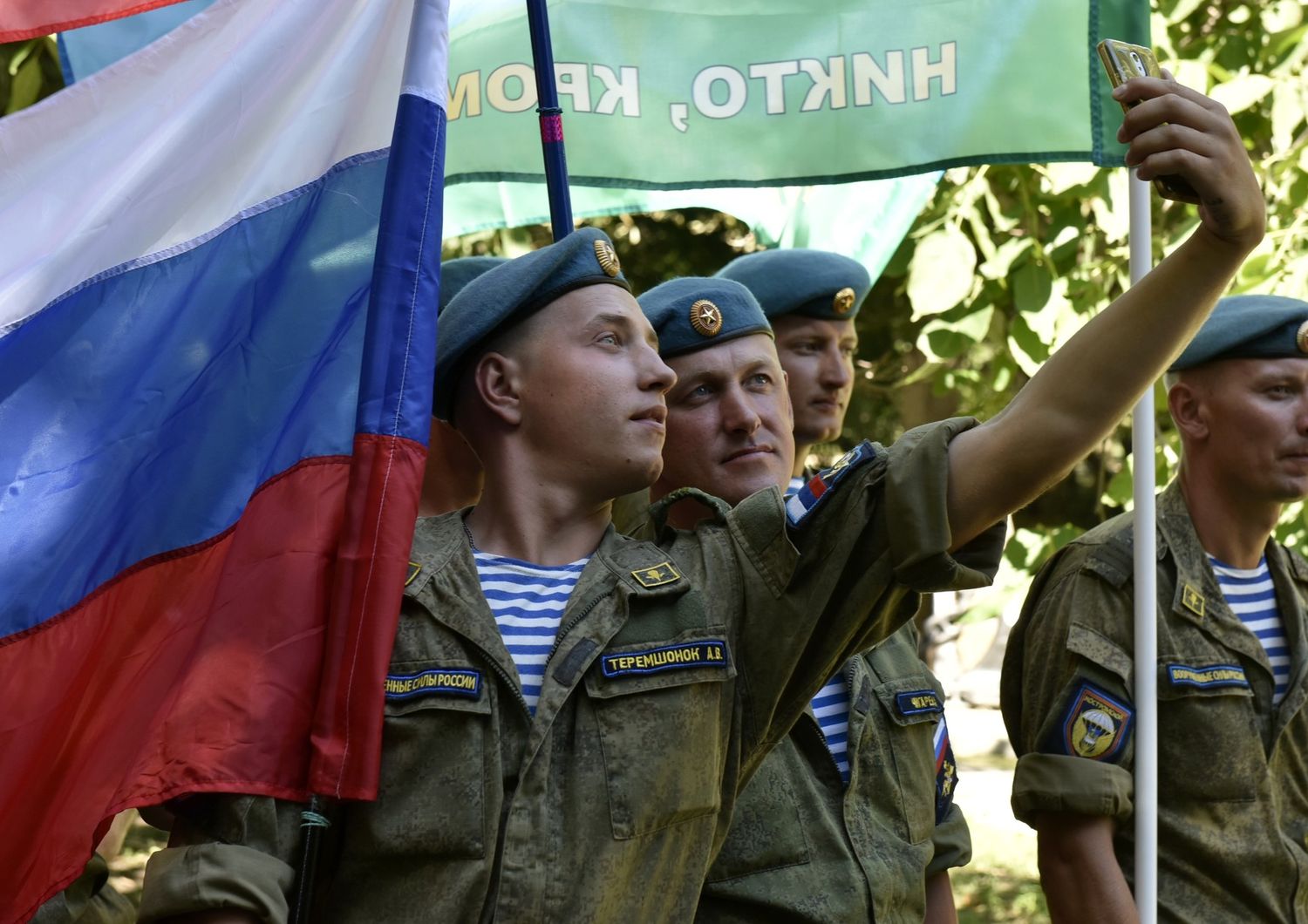 Paracadutisti russi festeggiano a Sinferopoli&nbsp;