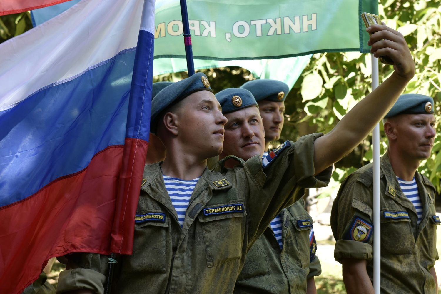 Paracadutisti russi festeggiano a Sinferopoli&nbsp;