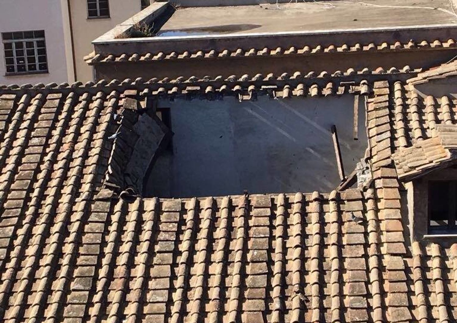 Scuola: Roma, crolla parte del tetto al liceo Virgilio