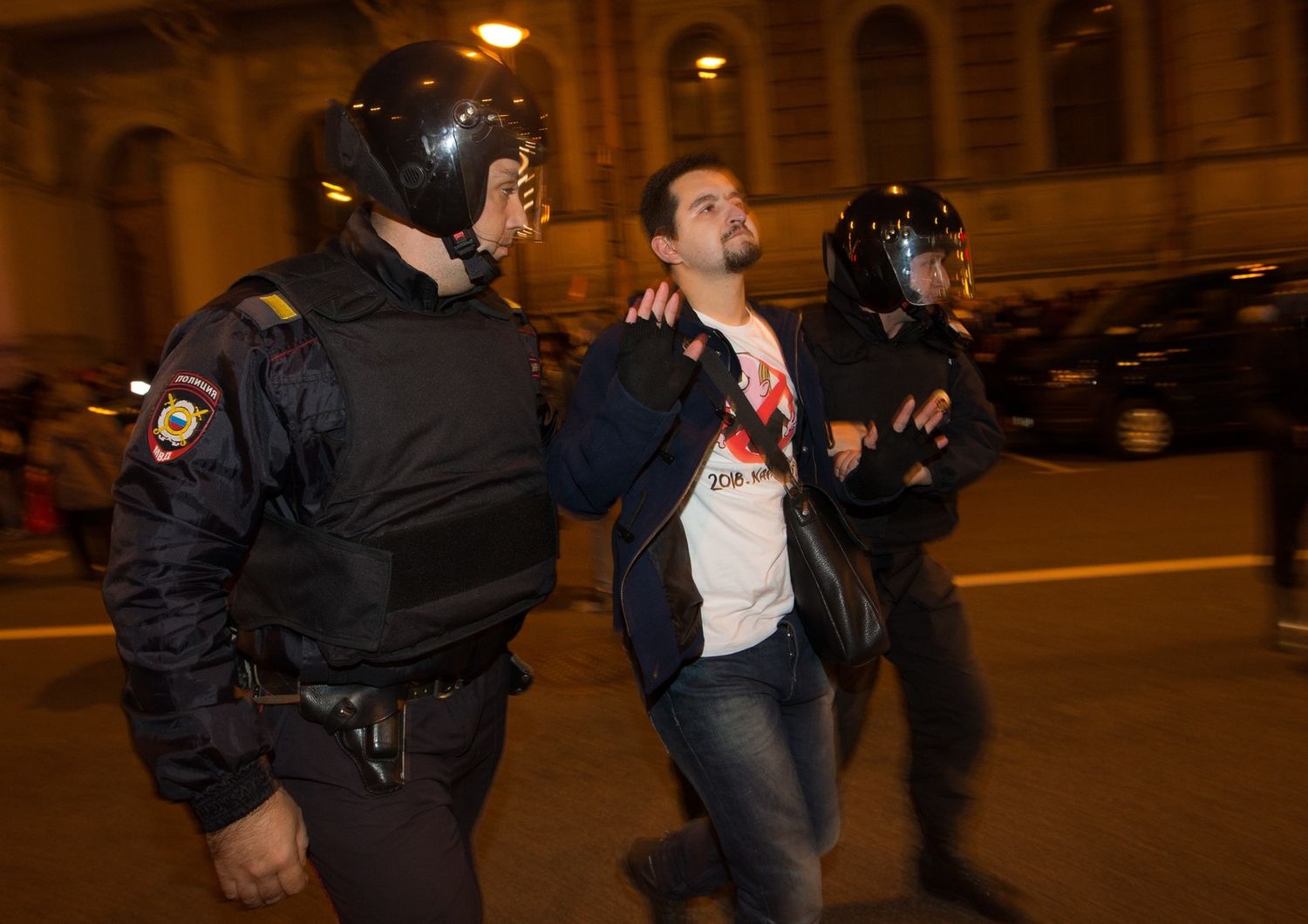&nbsp;Un fermato a San Pietroburgo durante le proteste anti Putin