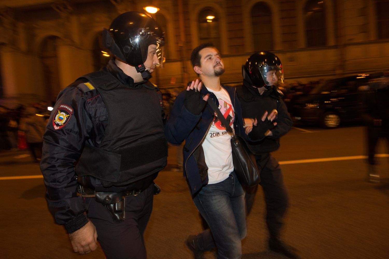 &nbsp;Un fermato a San Pietroburgo durante le proteste anti Putin