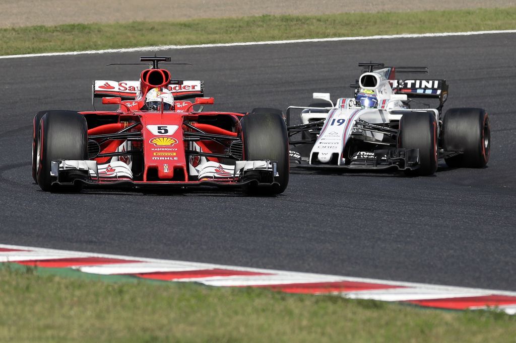 &nbsp;La Ferrari di Vettel a Suzuka. Alle spalle la Williams di Felipe Massa