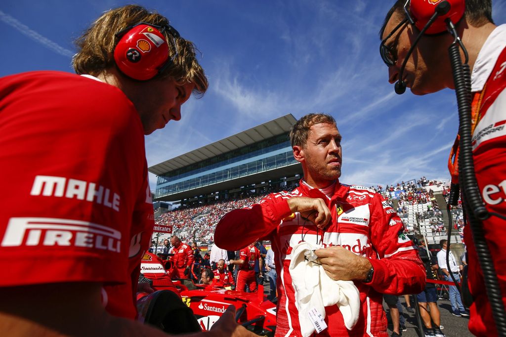 &nbsp;Sebastian Vettel con i tecnici Ferrari