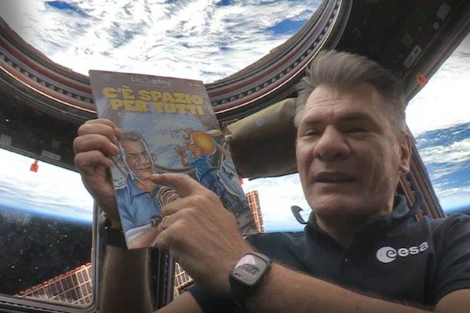 Paolo Nespoli mostra la prima copia di un fumetto ad andare in orbita&nbsp;