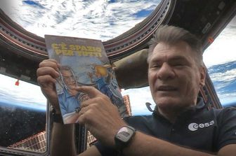 Paolo Nespoli mostra la prima copia di un fumetto ad andare in orbita&nbsp;
