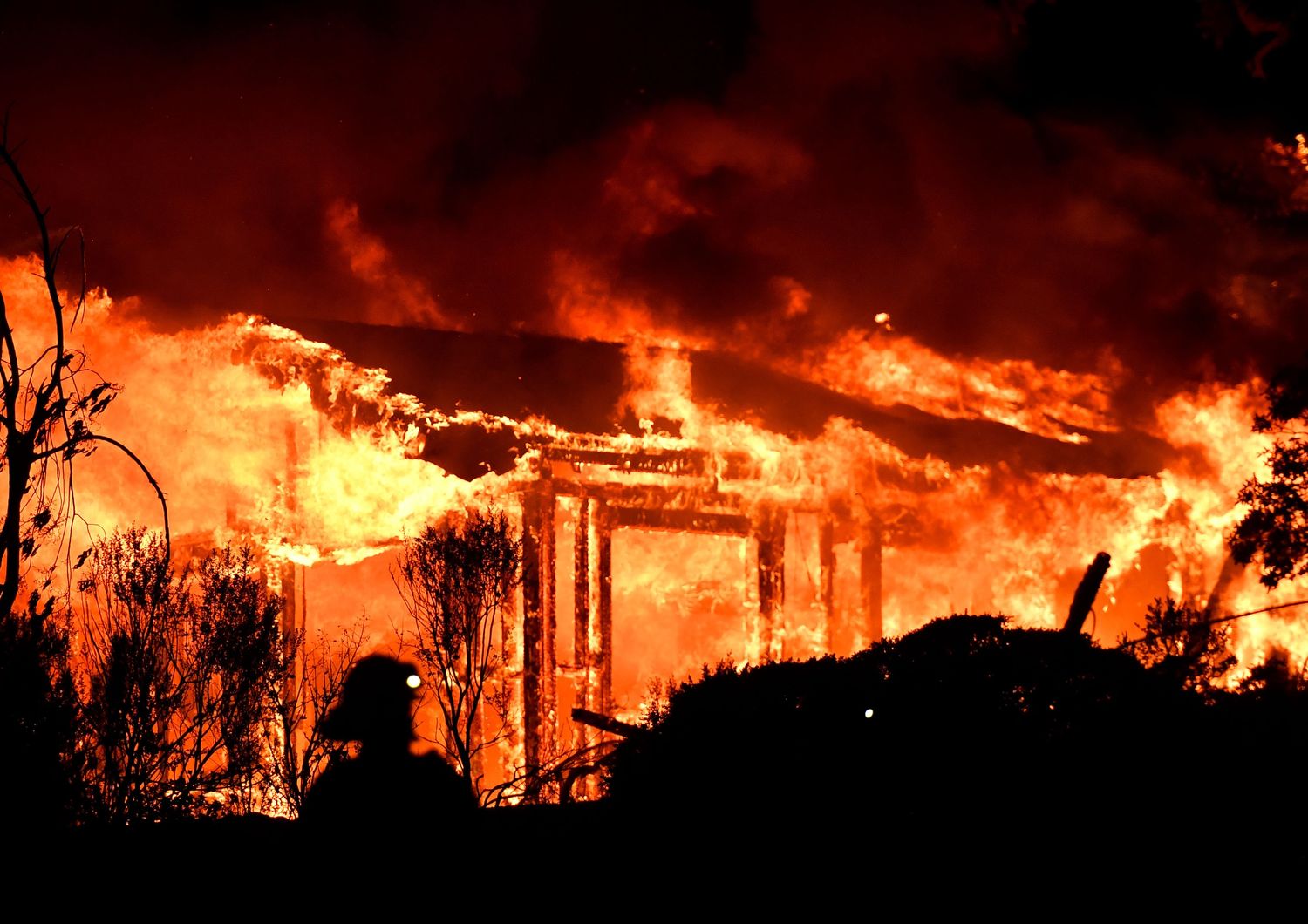 Usa: incendi California, 10 morti e 20.000 sfollati&nbsp;