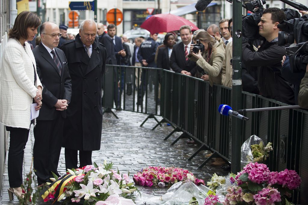 Il vicepremier belga e il ministro dell'Interno francesce (Joelle Milquet Bernard Cazeneuve) nel 2014 mentre rendono omaggio alle vittime dell'attentato.