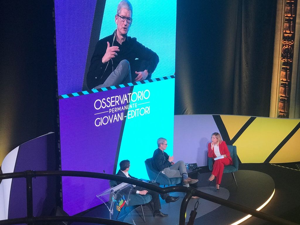 &nbsp;Tim Cook sul palco del teatro Odeon di Firenze