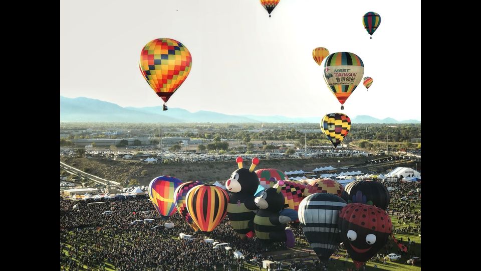 L&rsquo;Albuquerque International Balloon Fiesta in New Mexico. L&rsquo;evento annuale, iniziato nel 1972, &egrave; il pi&ugrave; grande evento a palloncino a caldo con quasi 600 palloni, provenienti da tutto il mondo. (Afp)