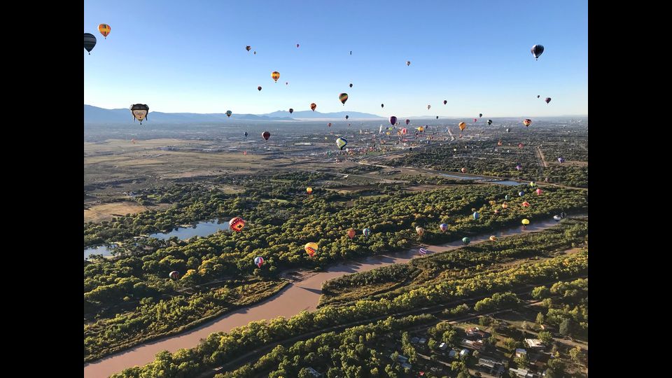 L&rsquo;Albuquerque International Balloon Fiesta in New Mexico. L&rsquo;evento annuale, iniziato nel 1972, &egrave; il pi&ugrave; grande evento a palloncino a caldo con quasi 600 palloni, provenienti da tutto il mondo. (Afp)&nbsp;