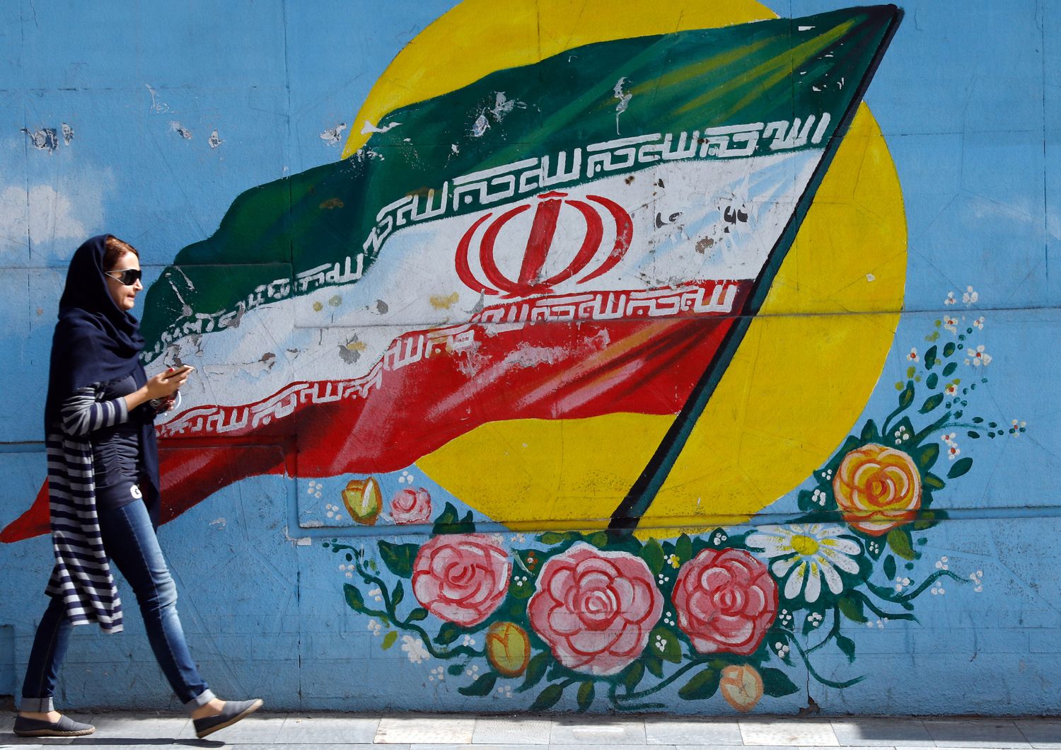 &nbsp;Un murales lungo una strada di Teheran