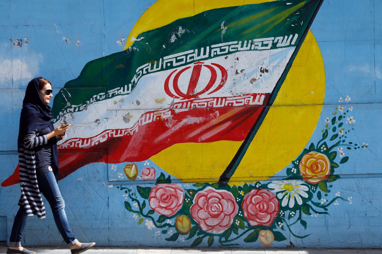 &nbsp;Un murales lungo una strada di Teheran